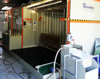 INSTALLATION POUR LE DECAPAGE DE VERNIS DE L’HUISSERIE EN BOIS